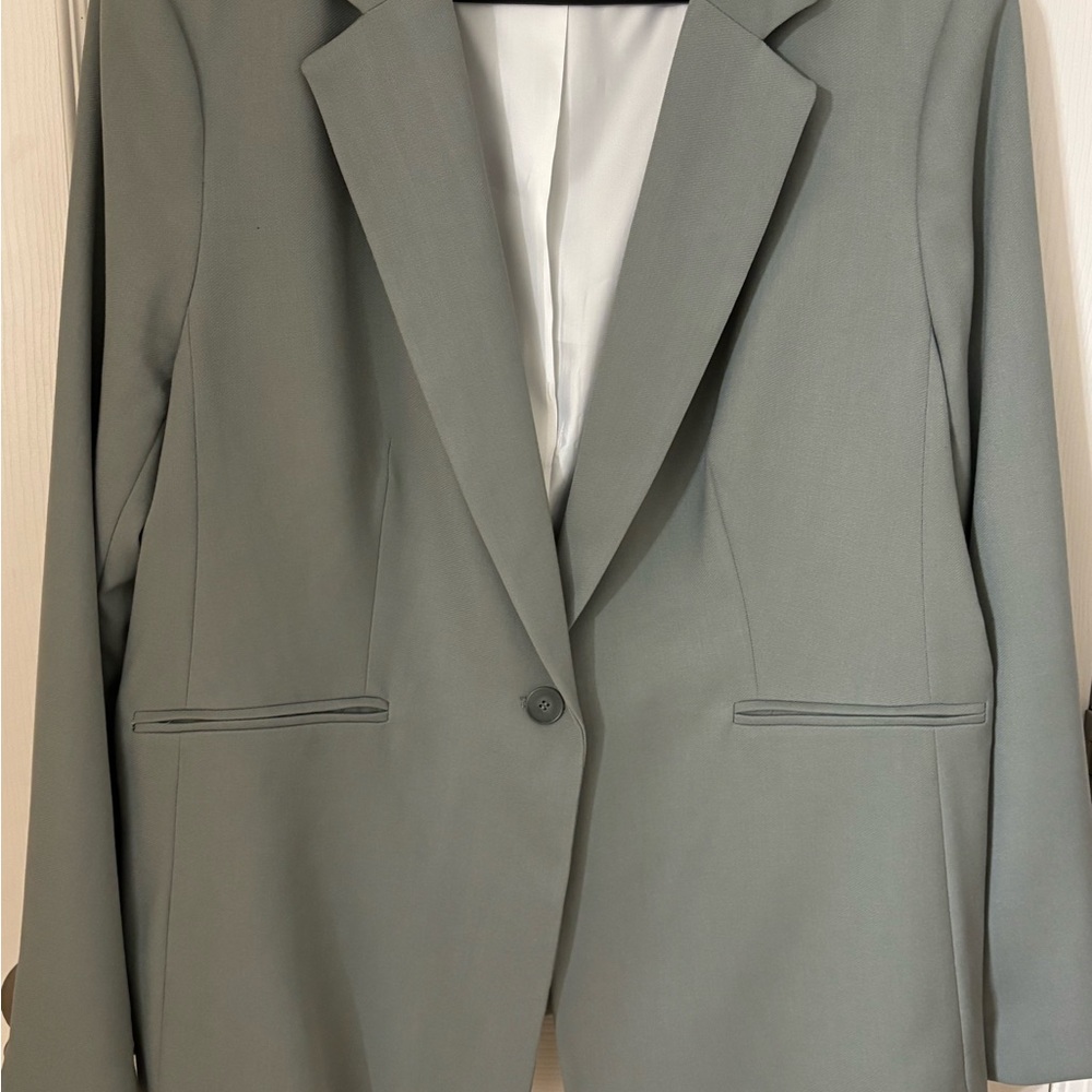 Gray Blazer with Notched Lapels and Tailored Fit